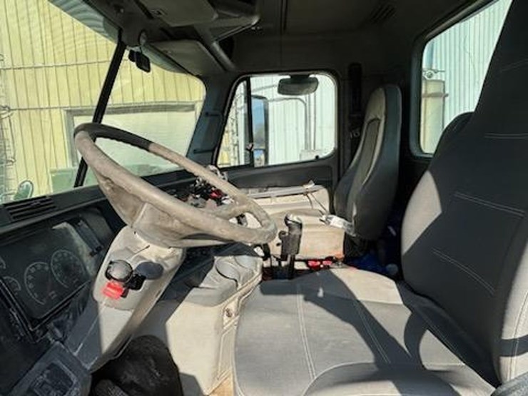 #139-•-2006-freightliner-columbia-day-cab-semi-truck-image-8