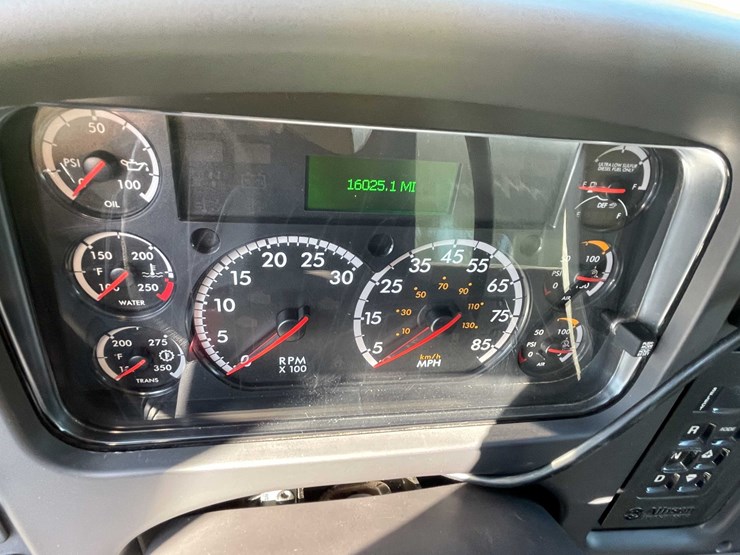 2020-freightliner-m2-106-image-59