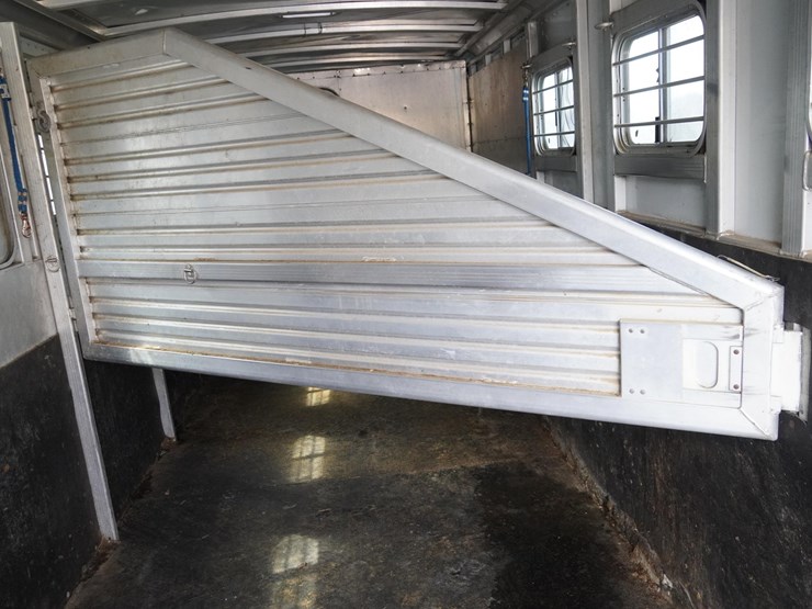 #142-•-1999-exiss-3-slant-aluminum-6-horse-capacity-trailer-image-63