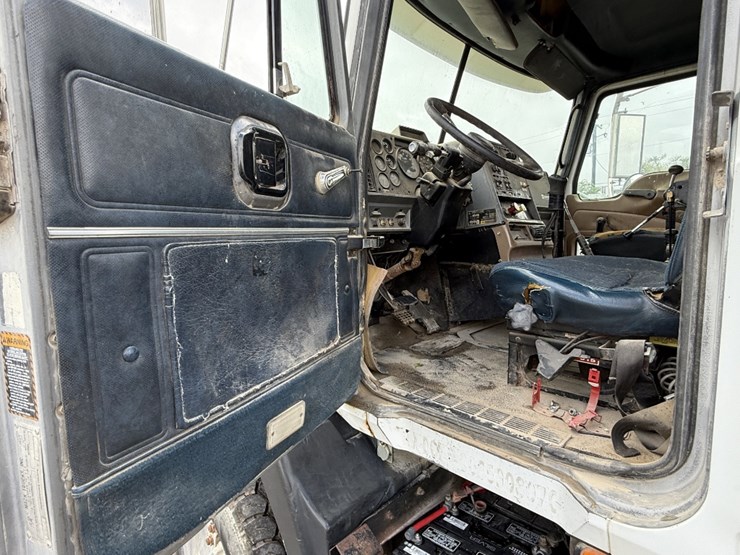 1999-mack-ch613-image-15