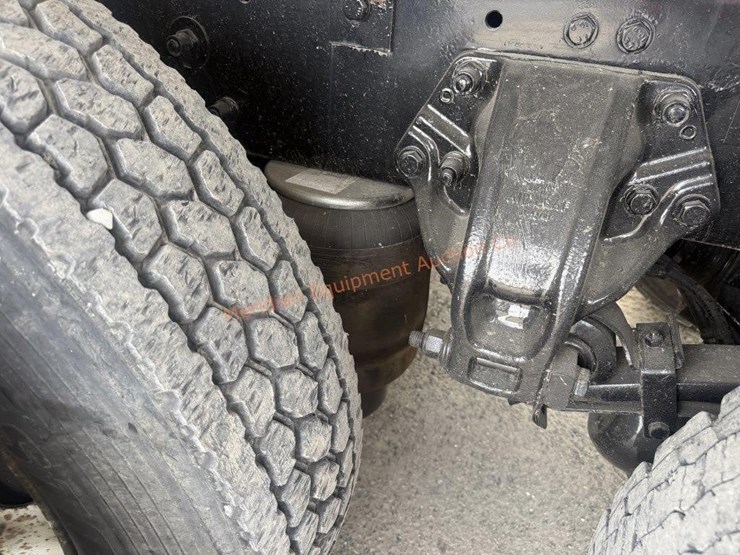 2014-freightliner-108sd-image-22