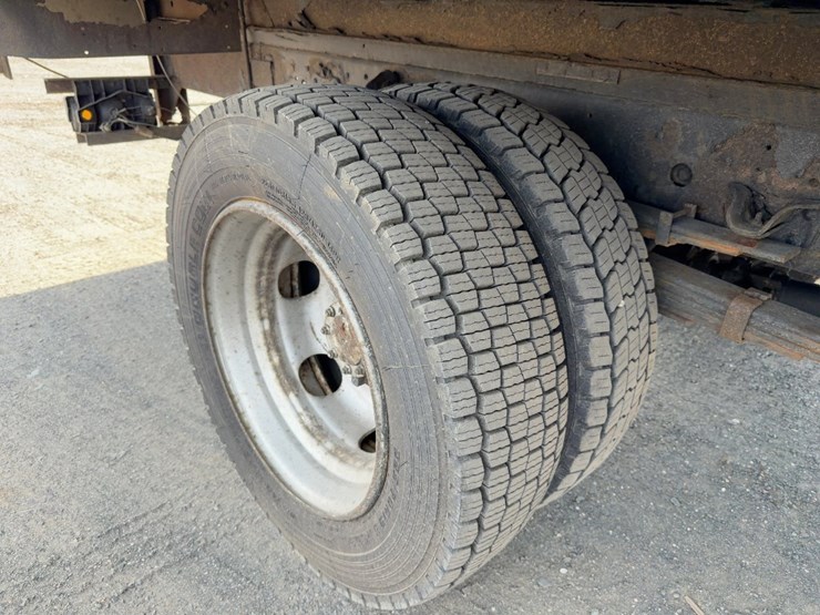 2004-gmc-w5500-image-9