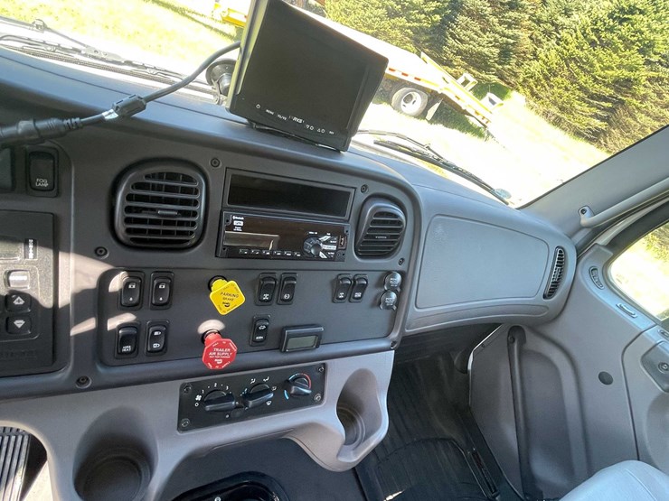 2020-freightliner-m2-106-image-60