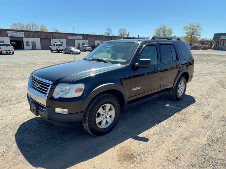 2007-ford-explorer-xlt-image-1