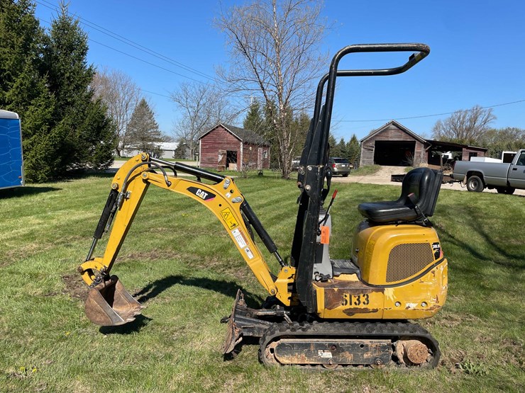 #7149-•-caterpillar-300.9v-mini-excavator-image-1