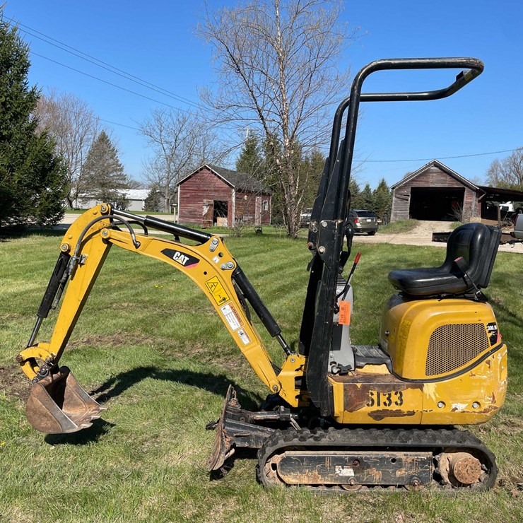 #7149 • Caterpillar 300.9V Mini Excavator