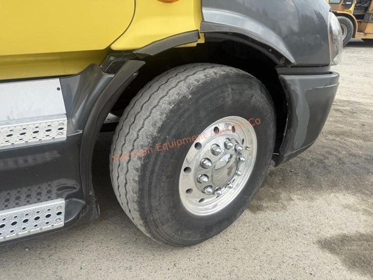 2014-freightliner-108sd-image-32