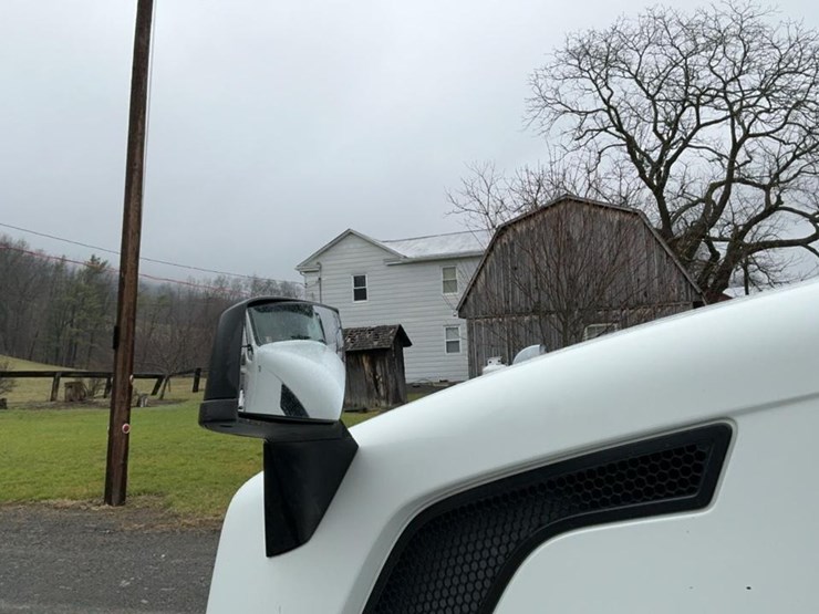 #137-•-2009-volvo-isx-semi-truck-image-39