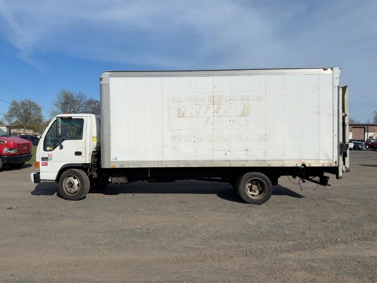 2004-gmc-w5500-image-2