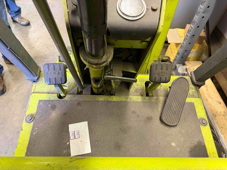 clark-propane-forklift-cf25-image-12