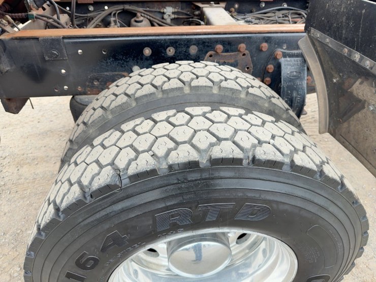 2000-peterbilt-330-image-21