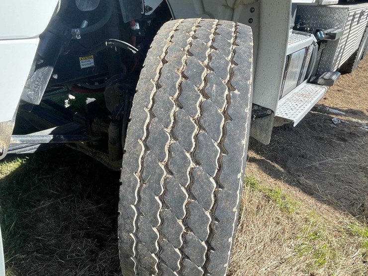 2020-freightliner-m2-106-image-10