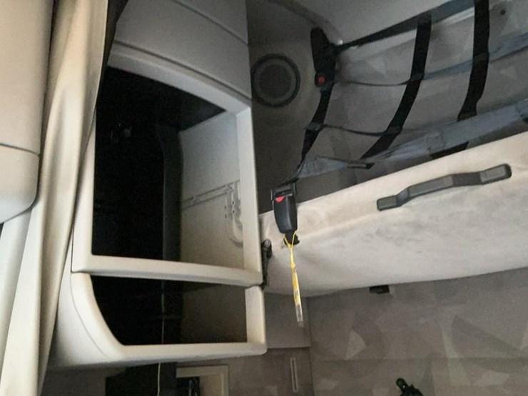 #137-•-2009-volvo-isx-semi-truck-image-30