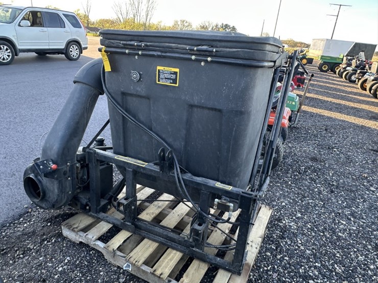 john-deere-mcs-high-lift-bagger-image-1