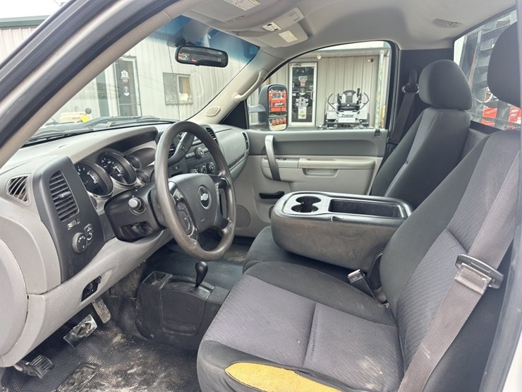 2013-chevrolet-3500hd-image-15