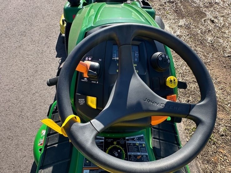 2023-john-deere-x330-image-10