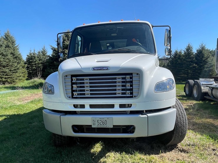 2020-freightliner-m2-106-image-2