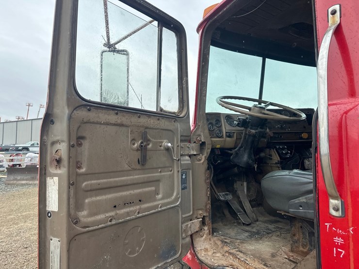 1983-mack-dm686s-image-17