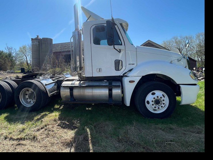 #7157-•-2006-freightliner-columbia-(has-wi-title)-image-4