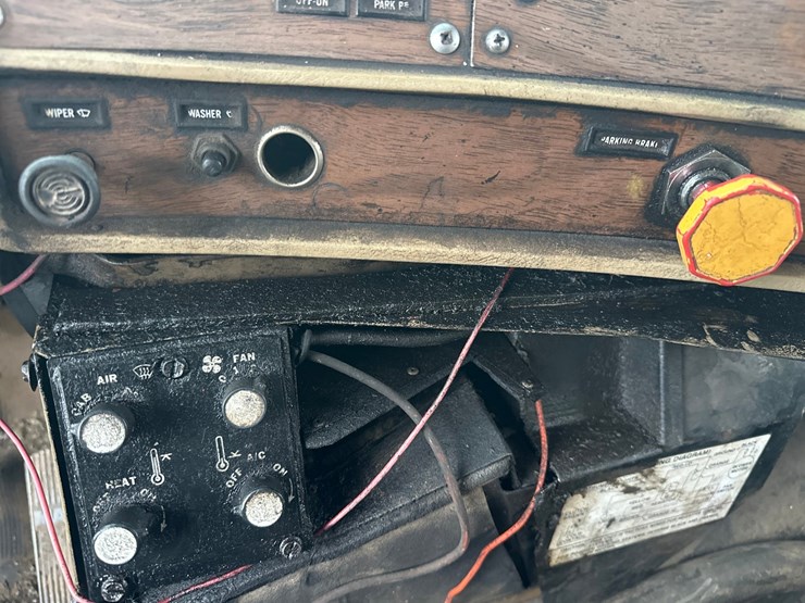 1983-mack-dm686s-image-23