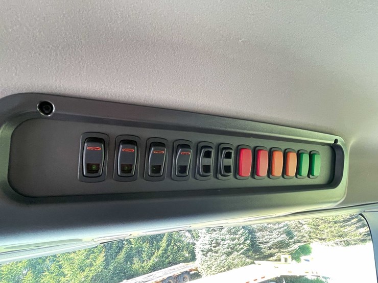 2020-freightliner-m2-106-image-66