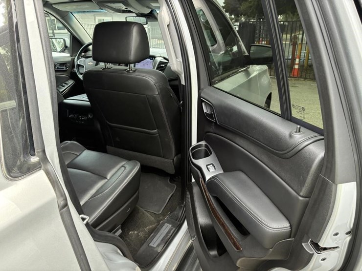 2017-chevrolet-tahoe-lt-image-10