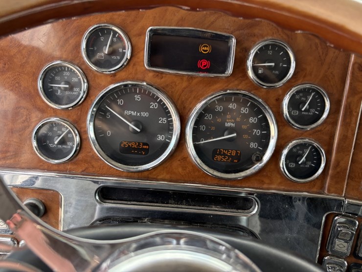 2006-peterbilt-379-image-7