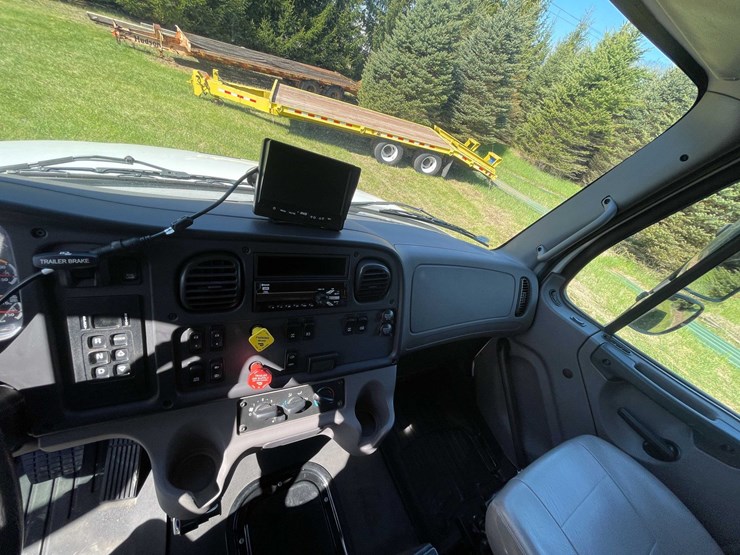 2020-freightliner-m2-106-image-64