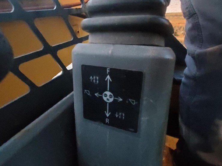 2015-gehl-r220-image-13