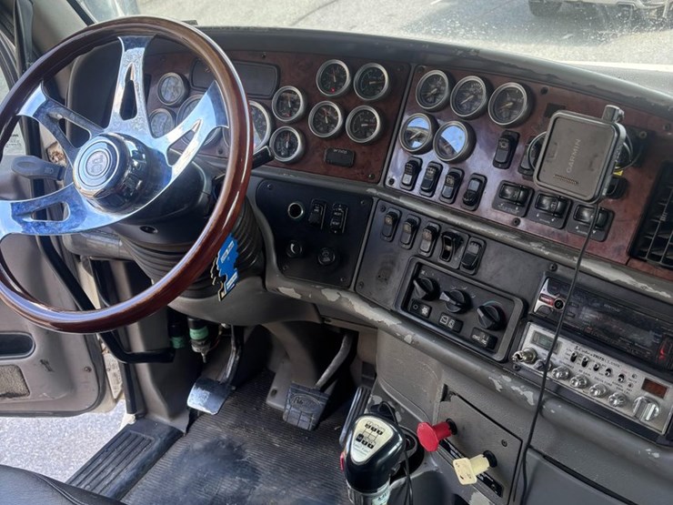 2008-peterbilt-387-image-13