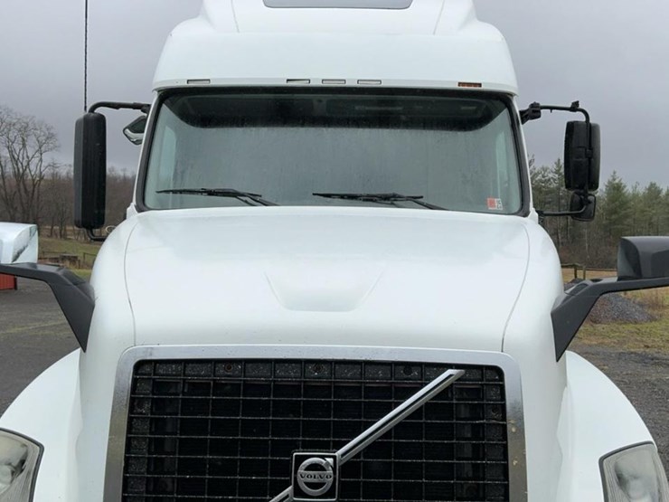 #137-•-2009-volvo-isx-semi-truck-image-38