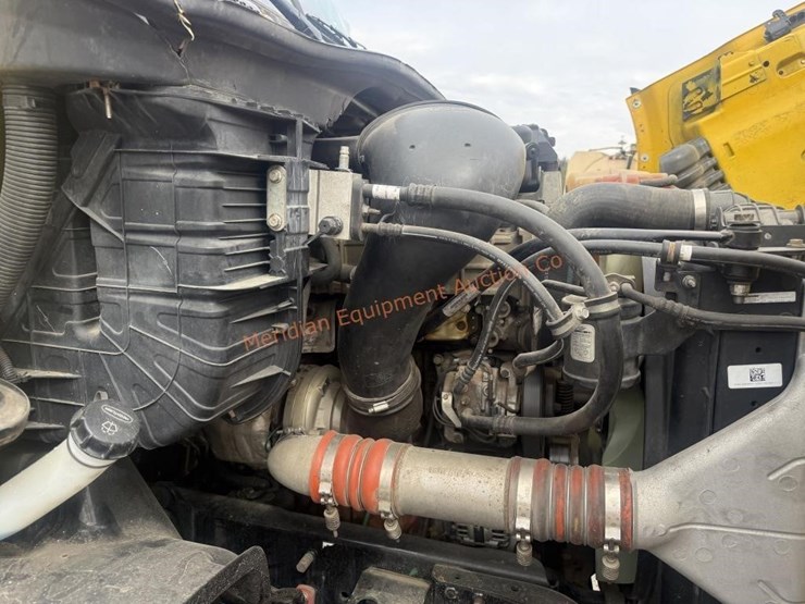 2014-freightliner-108sd-image-36