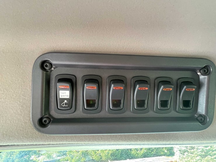 2020-freightliner-m2-106-image-67