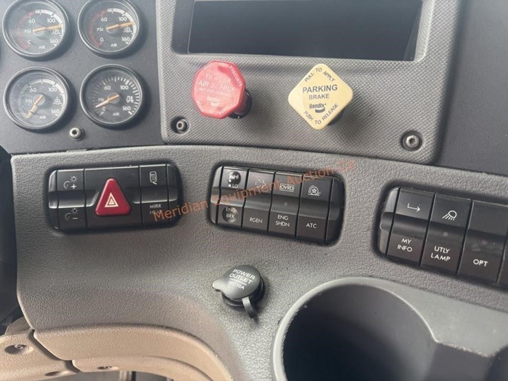 2014-freightliner-108sd-image-48