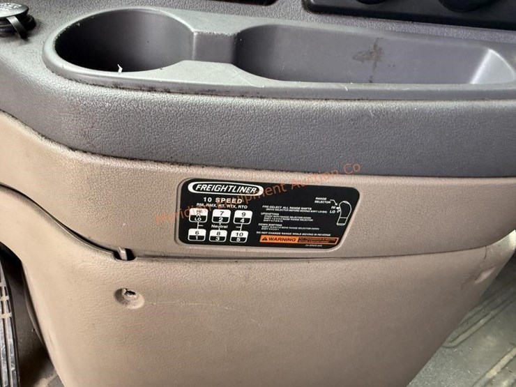 2014-freightliner-108sd-image-43