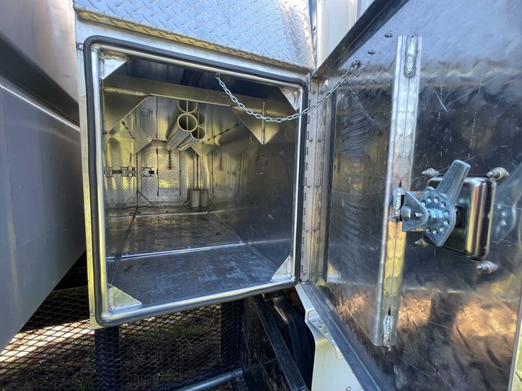 2020-freightliner-m2-106-image-42