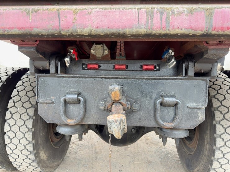 2000-peterbilt-330-image-13