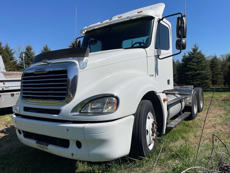 #7157-•-2006-freightliner-columbia-(has-wi-title)-image-1