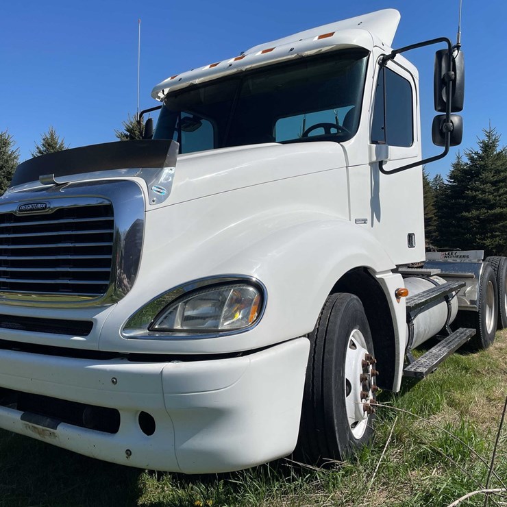 #7157 • 2006 Freightliner Columbia (Has WI title)