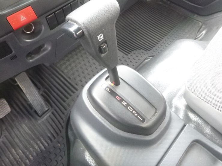 2023-isuzu-nrr-image-14