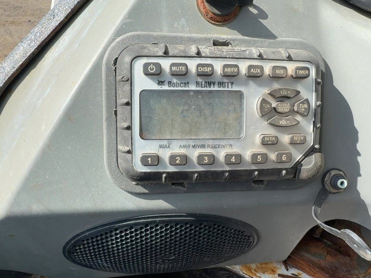 2015-bobcat-s650-image-21