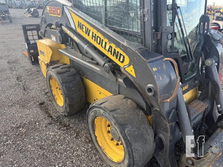 2016-new-holland-l220-image-10