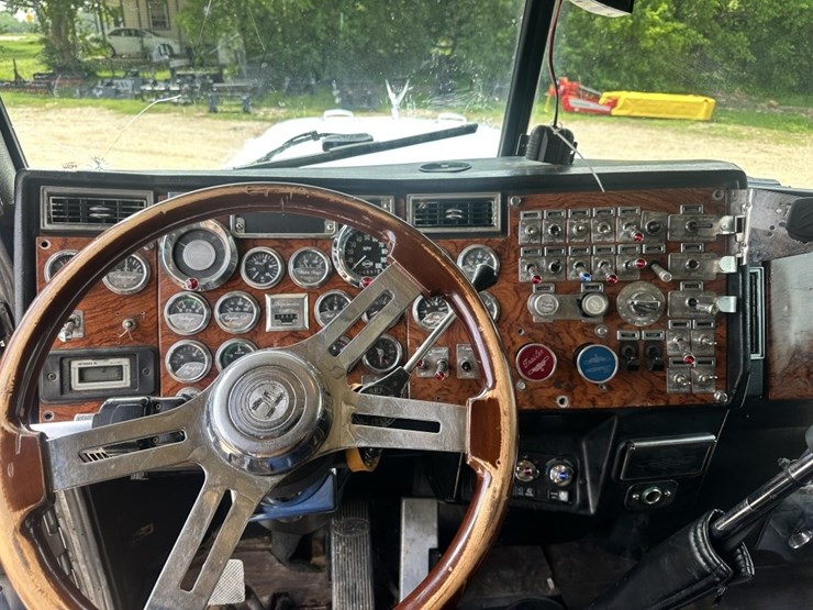 1998-peterbilt-379-image-16
