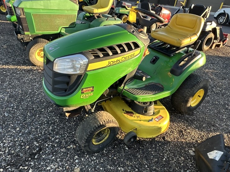 2014-john-deere-d105-image-1