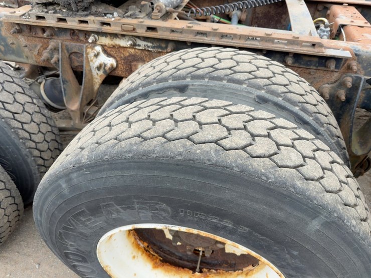 2005-international-8600-image-14