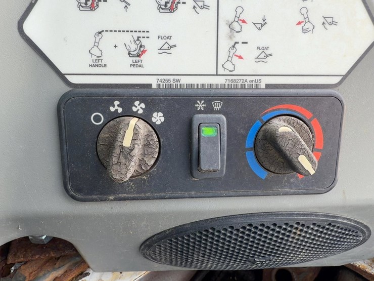 2015-bobcat-s650-image-18