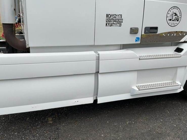 #137-•-2009-volvo-isx-semi-truck-image-61