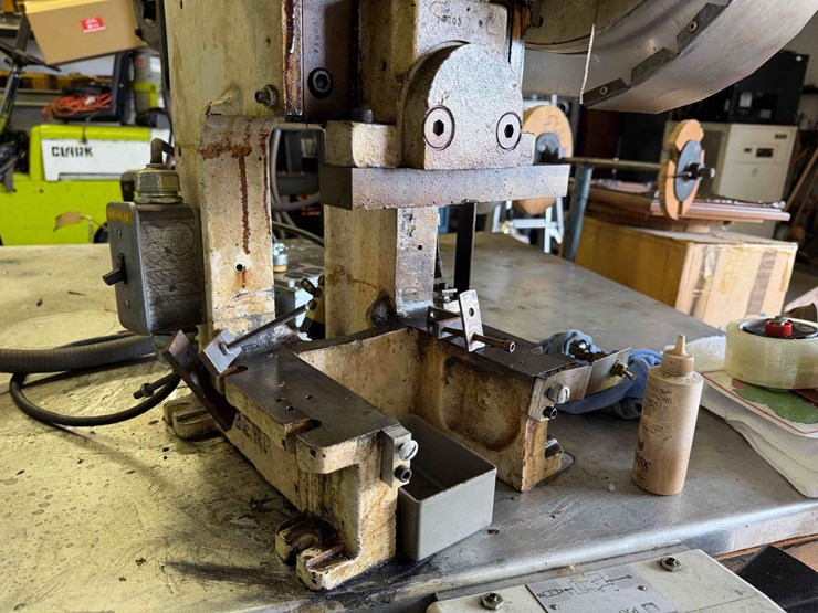 berg-10-ton-vertical-press-image-5