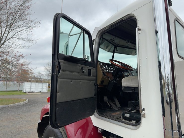 2000-peterbilt-330-image-25