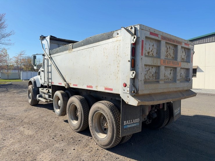 2010-mack-granite-gu713-image-3